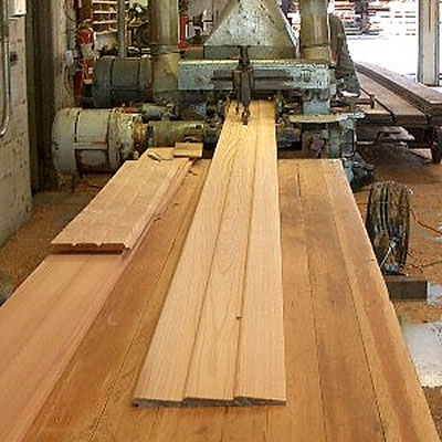 A single large redwood salvage log on the back of a truck.